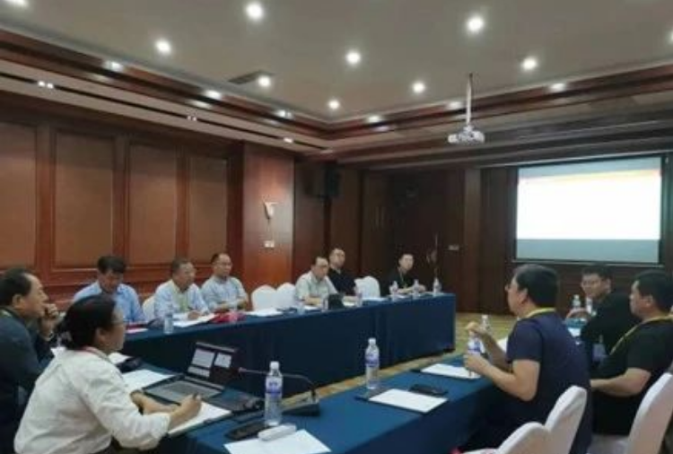 中國(guó)合成橡膠工業(yè)協(xié)會(huì)合成膠乳分會(huì)于10月31日在山東青島舉行了“合成膠乳企業(yè)專(zhuān)題研討會(huì)”，專(zhuān)門(mén)研究了合成膠乳生產(chǎn)企業(yè)在危險(xiǎn)廢物處置方面的需求和計(jì)劃。此次會(huì)議是在“2023年合成橡膠行業(yè)發(fā)展大會(huì)暨專(zhuān)家委員會(huì)會(huì)議”期間舉行的，作為大會(huì)系列活動(dòng)之一，吸引了眾多合成膠乳相關(guān)生產(chǎn)企業(yè)的代表參加。