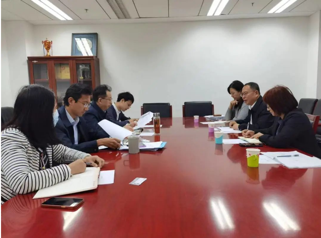 中國塑協(xié)理事長王占杰攜帶秘書長焦紅文、副秘書長兼經(jīng)濟(jì)合作部主任賈寧以及辦公室主任劉曉慧，于2023年11月2日拜會了工信部消費(fèi)品工業(yè)司司長何亞瓊，雙方就推動塑料制品行業(yè)高質(zhì)量發(fā)展進(jìn)行了深入座談交流。