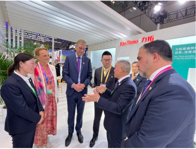 此外，雙方還探討了ESG(環(huán)境、社會、公司治理)戰(zhàn)略的實踐。包志方對近期石道成親自前往貴州畢節(jié)，深入調研力拓在該地區(qū)的ESG項目表達了欽佩之情。通過向力拓學習優(yōu)異的ESG踐行方案，寶通公司在今年3月發(fā)布了全新的ESG戰(zhàn)略目標，聚焦于“綠色共治、價值共創(chuàng)、穩(wěn)健共信”三個方面，并已著手實施。在力拓的見證下，寶通還與加拿大原住民展開深入合作，并宣布了全球社區(qū)公益基金，正式啟動全球業(yè)務所在地社區(qū)關系運營。