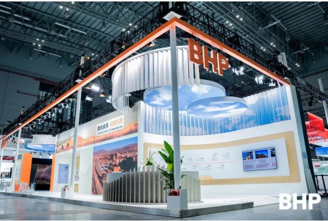  隨后，包志方帶領團隊參觀了必和必拓集團(BHP)和歐冶工業(yè)品等公司的展臺，進行了相關產品和技術的學習和交流。