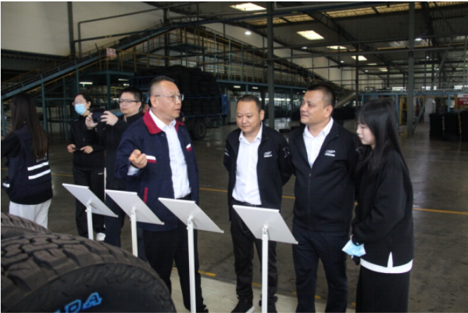 當(dāng)天上午，銘泰集團(tuán)的高層代表在海大集團(tuán)黨委書(shū)記、董事長(zhǎng)向春東以及總經(jīng)理李貞延的陪同下參觀了海大集團(tuán)的工廠和精品展示區(qū)，深入了解了輪胎生產(chǎn)過(guò)程以及新產(chǎn)品。雙方在參觀過(guò)程中進(jìn)行了深入交流，討論了海大集團(tuán)的產(chǎn)品研發(fā)、新技術(shù)、新項(xiàng)目以及未來(lái)合作的可能性。