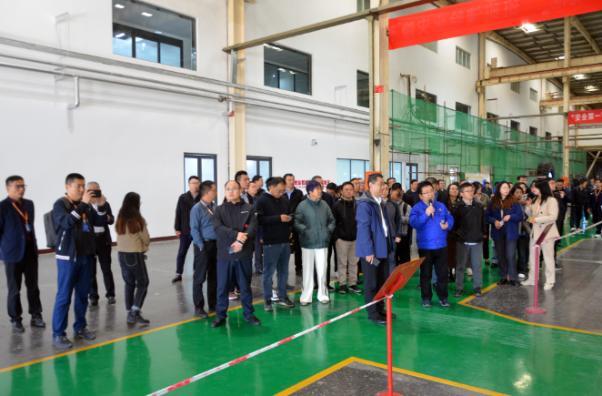 賽象科技近年來(lái)一直致力于技術(shù)創(chuàng)新，特別是在智能制造、數(shù)字化以及工業(yè)互聯(lián)網(wǎng)領(lǐng)域的研發(fā)方面取得了顯著成就，贏得了與會(huì)代表的一致好評(píng)。在34年的創(chuàng)立歷程中，賽象科技一直秉持著創(chuàng)新和品質(zhì)至上的原則，以務(wù)實(shí)的態(tài)度獲得了一系列令人矚目的成就。在新的歷史時(shí)期，賽象科技將把新品研發(fā)和產(chǎn)品迭代升級(jí)作為公司最主要的工作和主題，以智能制造、工業(yè)互聯(lián)網(wǎng)以及數(shù)字技術(shù)來(lái)推動(dòng)輪胎制造業(yè)的高速發(fā)展和數(shù)字化轉(zhuǎn)型。