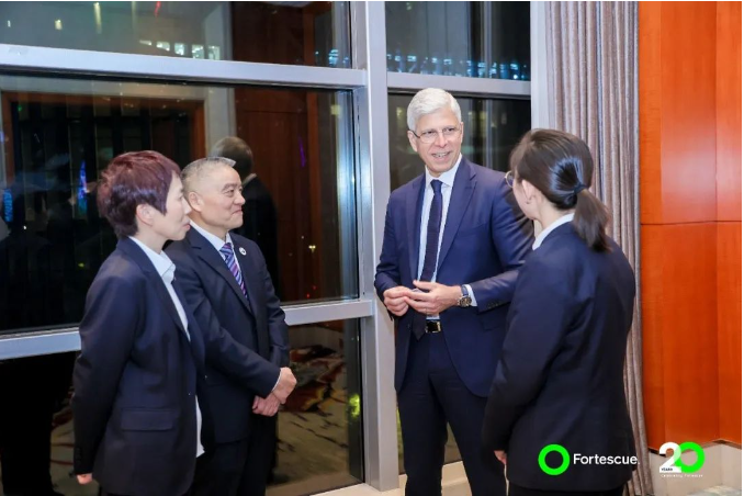 寶通科技與Fortescue me<i></i>tals Group的合作關(guān)系深厚，董事長(zhǎng)包志方曾多次率團(tuán)前往澳大利亞，與Fortescue在珀斯總部和黑德蘭港等地進(jìn)行密切交流，留下了寶通交流團(tuán)的足跡。Fortescue的現(xiàn)場(chǎng)團(tuán)隊(duì)對(duì)寶通的技術(shù)和產(chǎn)品表示高度贊譽(yù)。在2023年，F(xiàn)ortescue的各團(tuán)隊(duì)共三次前來(lái)寶通進(jìn)行訪問(wèn)，雙方就寶通全球化的現(xiàn)場(chǎng)服務(wù)以及新技術(shù)應(yīng)用展開(kāi)了更深入的探討。特別是在綠色生產(chǎn)和碳中和方面，寶通科技與Fortescue都堅(jiān)定地?fù)碛邢嗤睦砟詈湍繕?biāo)。