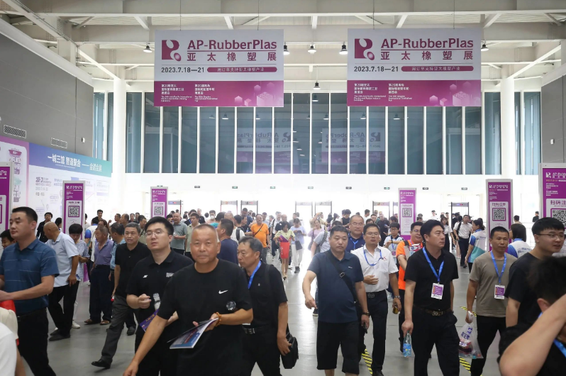 2023年第20屆亞太國際塑料橡膠工業(yè)展覽會(huì)于7月18日至21日在青島世博城國際會(huì)議展覽中心舉行，共吸引了1,267家供應(yīng)商參展，展示了超過5,000款精選產(chǎn)品，吸引了來自39個(gè)國家和地區(qū)的海外觀眾，總計(jì)71340名專業(yè)觀眾，93412人次。展會(huì)內(nèi)容涵蓋了機(jī)械設(shè)備、原料及輔料、橡塑產(chǎn)業(yè)的創(chuàng)新成果等領(lǐng)域。