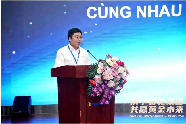 日前，賽輪集團(tuán)2023年度越南TBR優(yōu)秀經(jīng)銷(xiāo)商大會(huì)召開(kāi)，來(lái)自越南的120多位TBR經(jīng)銷(xiāo)商伙伴參加。會(huì)議以“攜手賽輪集團(tuán) 共贏黃金未來(lái)”為主題，國(guó)家橡膠與輪胎工程技術(shù)研究中心主任、賽輪集團(tuán)名譽(yù)董事長(zhǎng)袁仲雪出席并致辭。