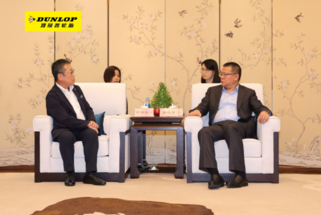 今年以來，住友橡膠中國的母公司，住友橡膠工業(yè)株式會社的高層頻繁訪華。10月，住友橡膠總部重量級領(lǐng)導(dǎo)代表董事、專務(wù)執(zhí)行董事西口豪一，前往常熟進行為期三天的工作考察?？疾炱陂g，蘇州市委常委兼副市長唐曉東精心安排了接待和交流活動，與西口豪一一同出席的還有常熟市委書記周勤第和常熟市委副書記兼市長秦猛。