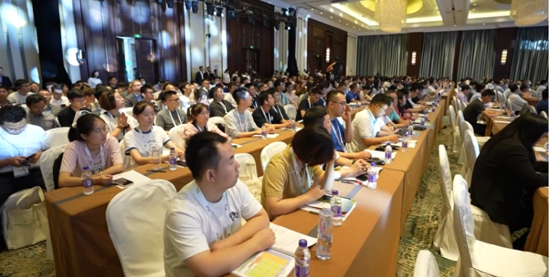 IRCO執(zhí)行主席Michael Clayton在他的致辭中強(qiáng)調(diào)，橡膠行業(yè)在交通運(yùn)輸、醫(yī)療保健等領(lǐng)域有廣泛應(yīng)用，對于創(chuàng)造更環(huán)保、可持續(xù)的未來至關(guān)重要。他鼓勵(lì)與會者本著合作和共同目標(biāo)的精神，充分利用這一機(jī)會，建立新的聯(lián)系，交流思想，相互啟發(fā)。