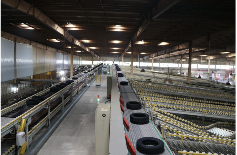 未來，萬達(dá)寶通輪胎公司表示將繼續(xù)把智能制造作為推動(dòng)高質(zhì)量發(fā)展的主攻方向，圍繞鏈條經(jīng)濟(jì)、數(shù)字經(jīng)濟(jì)和產(chǎn)業(yè)生態(tài)實(shí)施改革創(chuàng)新，深入挖掘在數(shù)字技術(shù)、裝備、軟件、標(biāo)準(zhǔn)和解決方案方面的潛力和水平。通過開展多場(chǎng)景、全鏈條、多層次應(yīng)用示范，不斷提高輪胎生產(chǎn)裝備和生產(chǎn)過程的智能化水平，加速向智能制造的轉(zhuǎn)型步伐。