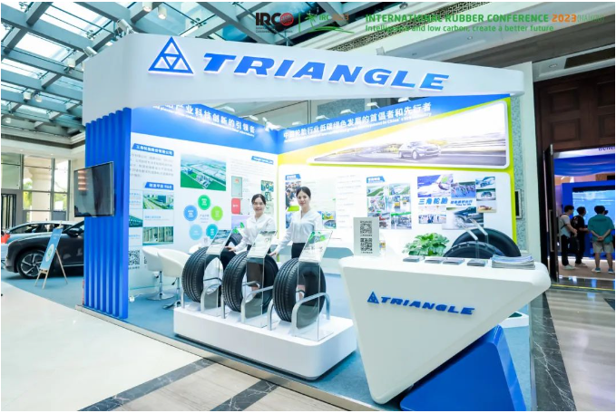 三角輪胎受邀參加了本次盛會(huì)和同期的展會(huì)，展示了在綠色低碳發(fā)展、產(chǎn)業(yè)結(jié)構(gòu)優(yōu)化、節(jié)能降碳先進(jìn)技術(shù)研發(fā)等方面的研發(fā)實(shí)力和創(chuàng)新技術(shù)。不僅如此，展臺(tái)更是著重展示了綠色產(chǎn)品、綠色制造與自主創(chuàng)新科技成果，覆蓋乘用、商用、工程等多個(gè)領(lǐng)域。新能源汽車輪胎TE307、TH202，以及商用車輪胎TF01成為展區(qū)的亮點(diǎn)，彰顯了三角輪胎在橡膠行業(yè)踐行綠色低碳環(huán)保理念的生動(dòng)代表。