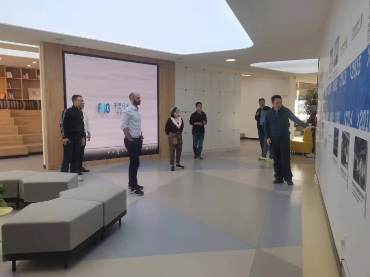 千里行集團(tuán)迪卡儂團(tuán)隊(duì)展示了注塑鞋的設(shè)計(jì)創(chuàng)新、綠色減碳等發(fā)展規(guī)劃，并共同確定DIP項(xiàng)目將持續(xù)向前發(fā)展。在千里行學(xué)院，迪卡儂團(tuán)隊(duì)深刻感受到了千里行對(duì)員工的關(guān)懷和企業(yè)文化的濃厚氛圍，與迪卡儂的“人是核心”理念不謀而合。