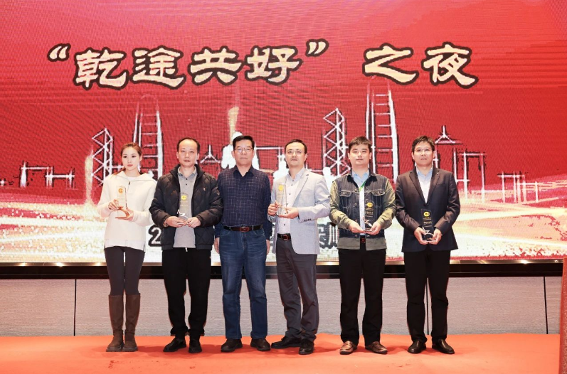 李衛(wèi)東會(huì)長(zhǎng)為本次大會(huì)給予大力支持的單位頒發(fā)了“特殊貢獻(xiàn)獎(jiǎng)”獎(jiǎng)杯。這次以“穩(wěn)鏈、延鏈、強(qiáng)鏈”為主題的會(huì)議，成功為我國(guó)輪胎循環(huán)利用行業(yè)探索了新的路徑，為產(chǎn)業(yè)鏈的優(yōu)化升級(jí)貢獻(xiàn)了新的智慧。