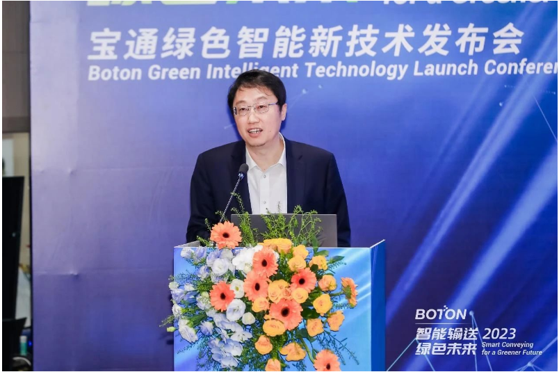 中國工程院院士、華南理工大學(xué)校長張立群在發(fā)布會上分享了關(guān)于“面向可持續(xù)與雙碳戰(zhàn)略的綠色材料技術(shù)”的主題報告。他指出，橡膠制品承載著現(xiàn)代社會和工業(yè)的運(yùn)轉(zhuǎn)，但其原材料的可持續(xù)發(fā)展是未來重要挑戰(zhàn)。目前已有天然橡膠及第二天然橡膠、我國原創(chuàng)的生物基衣康酸酯橡膠和可降解生物基橡膠，此外廢舊橡膠綠色高值化再利用技術(shù)也已有產(chǎn)業(yè)化進(jìn)展。