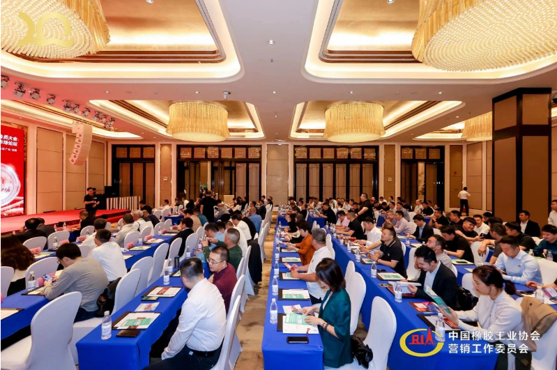 在后疫情時(shí)代，中國商用車輪胎經(jīng)銷流通行業(yè)正面臨重要的升級(jí)迭代發(fā)展蛻變關(guān)鍵階段。經(jīng)歷了15年左右的高速發(fā)展后，行業(yè)呈現(xiàn)出增長收斂、需求見頂?shù)臓顟B(tài)，許多經(jīng)銷服務(wù)者對(duì)如何滿足用戶新時(shí)代的需求感到迷茫。