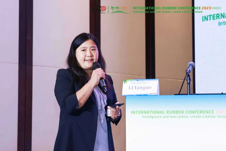 在會(huì)議上，玲瓏輪胎的技術(shù)工程師以《綠色高性能輪胎在可持續(xù)材料應(yīng)用創(chuàng)新與研究》為題進(jìn)行了精彩報(bào)告，詳細(xì)介紹了公司在可持續(xù)、可再生材料研究應(yīng)用方面所取得的突破性成果。玲瓏輪胎在生物基材料和可降解材料方面的研究取得了顯著進(jìn)展，其中包括全球首條生物基輪胎和首條可降解輪胎，引起了與會(huì)專(zhuān)家的濃厚興趣。
