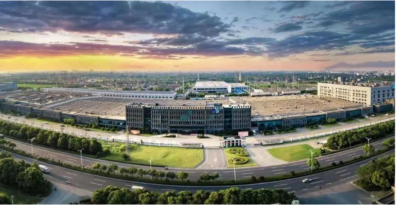 以創(chuàng)新為基石是通用股份實現(xiàn)穩(wěn)健發(fā)展的關(guān)鍵。通用股份長期以來一直高度重視研發(fā)和管理人才的培養(yǎng)，積極引進(jìn)國內(nèi)外高端技術(shù)人才，同時不斷加大研發(fā)投入和技改力度。通過智能制造手段，通用股份建立了智能化、高端化的半鋼胎“黑燈工廠”和全鋼胎5G智能工廠，成為行業(yè)數(shù)字化轉(zhuǎn)型的典范，榮獲國家級智能制造優(yōu)秀場景，入選中國上市公司協(xié)會“數(shù)字化轉(zhuǎn)型優(yōu)秀案例”。