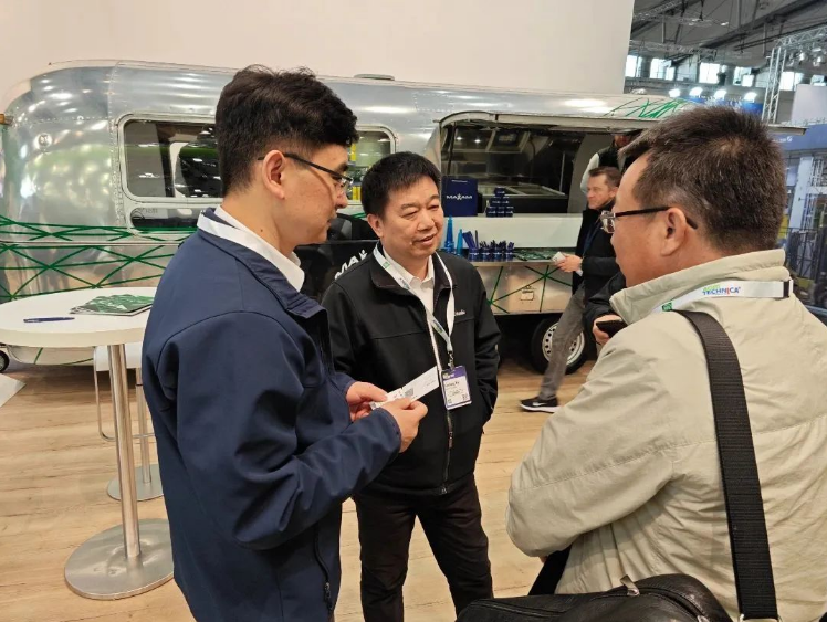 這些硬核技術(shù)和產(chǎn)品吸引了眾多主機(jī)用戶(hù)和終端用戶(hù)的目光。賽輪集團(tuán)總裁謝小紅、銷(xiāo)售中心歐洲區(qū)總經(jīng)理王棟等高層親臨展會(huì)，與全球客戶(hù)和行業(yè)同仁展開(kāi)了深入的交流與洽談。