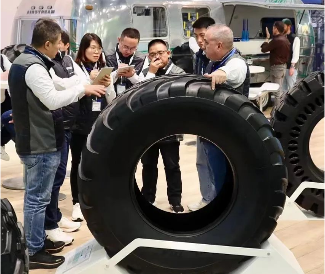 憑借卓越的產(chǎn)品性能和高效的服務(wù)網(wǎng)絡(luò)，邁馳已成功贏得卡特彼勒、約翰迪爾、凱斯紐荷蘭等全球多家裝備制造商的認(rèn)可，并為其提供配套。未來(lái)，賽輪集團(tuán)表示將繼續(xù)通過(guò)不斷創(chuàng)新，提升產(chǎn)品品質(zhì)和服務(wù)質(zhì)量，努力打造世界一流品牌，為用戶(hù)提供更安全、更可靠、更具性?xún)r(jià)比的輪胎，助力現(xiàn)代農(nóng)業(yè)實(shí)現(xiàn)高質(zhì)量發(fā)展。