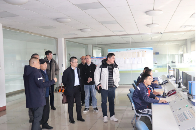 之后，一行人到達耐斯特炭黑公司生產(chǎn)一線，實地參觀炭黑產(chǎn)品的生產(chǎn)設(shè)備、工藝流程、質(zhì)量管理以及產(chǎn)品檢驗等現(xiàn)場實況，深入了解炭黑產(chǎn)業(yè)的生產(chǎn)流程及技術(shù)水平。