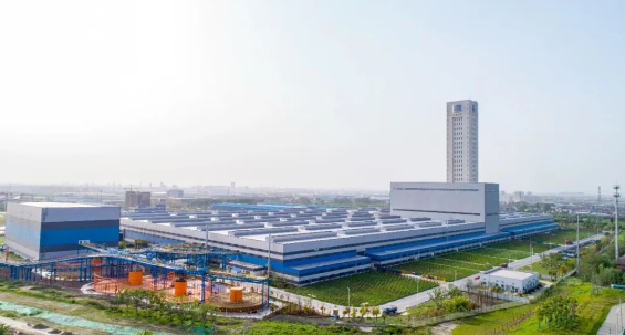 據(jù)悉，5G工廠并非簡(jiǎn)單的生產(chǎn)場(chǎng)所，而是充分運(yùn)用新一代信息通信技術(shù)，包括以5G為代表的技術(shù)，通過新建或升級(jí)產(chǎn)線、車間、工廠等生產(chǎn)場(chǎng)景，實(shí)現(xiàn)廣泛的生產(chǎn)單元連接、深度信息運(yùn)營融合、充分利用數(shù)據(jù)要素、高效賦能創(chuàng)新應(yīng)用的先進(jìn)工廠。