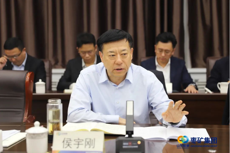 侯宇剛強(qiáng)調(diào)，要敏銳認(rèn)識當(dāng)前形勢，保持持續(xù)發(fā)力，鞏固已取得的良好發(fā)展態(tài)勢。他著重強(qiáng)調(diào)，必須加速橡膠產(chǎn)業(yè)的拓展和升級，使其在規(guī)模上更為龐大且更具競爭力。與此同時，他還要求加快建設(shè)橡膠產(chǎn)業(yè)研究院，提升科技研發(fā)能力，通過強(qiáng)化核心技術(shù)攻關(guān)為企業(yè)長遠(yuǎn)發(fā)展提供堅實保障。在對明年工作的規(guī)劃中，侯宇剛強(qiáng)調(diào)要科學(xué)謀劃，敢于突破，發(fā)揮各自優(yōu)勢，形成整體合力，解決制約企業(yè)發(fā)展的問題，凝聚“一家人、一盤棋、一條心”的強(qiáng)大合力。