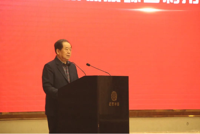  中橡協(xié)廢橡膠綜合利用分會理事長呂務民在開場致辭中，基于廢橡膠綜合利用行業(yè)現(xiàn)狀，以“加快轉型升級實踐高質量發(fā)展”為主題，提出了化解原材料壓力、樹立品牌意識、加快綠色轉型、加強溝通穩(wěn)定市場等方面的建議。