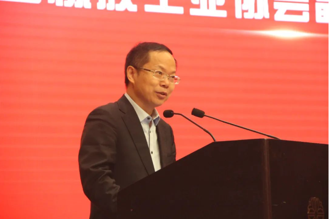 廢橡膠綜合利用分會理事長換屆大會的重大時刻也在此次會議上展開。中國橡膠工業(yè)協(xié)會副會長兼秘書長雷昌純宣讀總會有關廢橡膠綜合利用分會理事長換屆的文件，宣告朝陽華興萬達輪胎有限公司董事長趙光，接替濟南市萊蕪福泉橡膠有限公司董事長呂務民，成為新一屆理事會理事長。