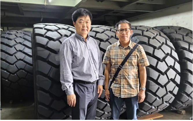 尚吉永主席向?qū)Ψ浇榻B了萬達集團的發(fā)展狀況以及萬達寶通輪胎產(chǎn)品的優(yōu)勢。他充分肯定了當前的合作成果，并表達了對未來合作的信心。尚主席表示希望未來雙方能夠繼續(xù)密切合作，力爭在2024年實現(xiàn)銷量翻番。此次交流為萬達寶通輪胎在東南亞市場的推廣以及合作資源的拓展奠定了堅實基礎(chǔ)，有望為其在東南亞市場的快速發(fā)展提供有力支持，助力萬達集團更快速地拓展國際市場。