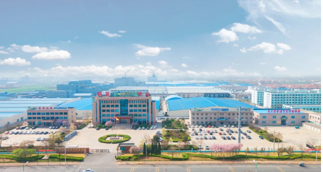 華盛橡膠成立于1983年，是一家專注于橡膠產(chǎn)品、致力于做強(qiáng)輪胎產(chǎn)業(yè)的高新技術(shù)企業(yè)。在改革開放的政策紅利下，該公司已發(fā)展成為中國(guó)輪胎行業(yè)自主品牌和自主創(chuàng)新的中堅(jiān)力量之一。目前，該公司擁有6500多名員工，是國(guó)際化全球輪胎50強(qiáng)企業(yè)之一，榮獲全國(guó)質(zhì)量誠(chéng)信標(biāo)桿企業(yè)、山東省“十強(qiáng)”產(chǎn)業(yè)集群領(lǐng)軍企業(yè)、山東省高端品牌培育企業(yè)、中國(guó)石油和化工行業(yè)500強(qiáng)、山東省智能工廠、中國(guó)出口輪胎質(zhì)量安全示范企業(yè)等多項(xiàng)榮譽(yù)。