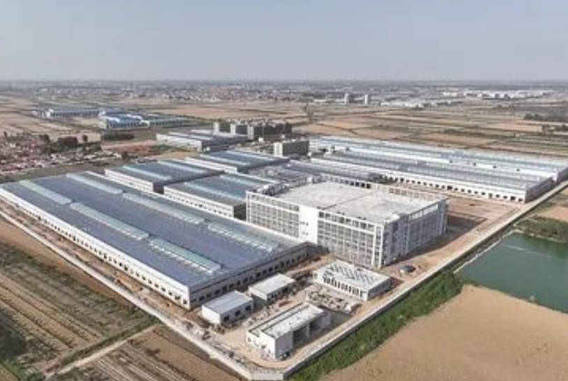 近期，青島東橡科技新材料項(xiàng)目二期的建設(shè)現(xiàn)場(chǎng)熱火朝天，隨著冬日的降臨，工人們緊鑼密鼓地進(jìn)行內(nèi)部裝修、設(shè)備安裝調(diào)試以及廠區(qū)硬化等工程，呈現(xiàn)出一派繁忙的景象。