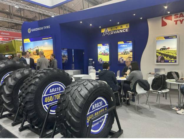 同時(shí)，貴州輪胎的海外銷售團(tuán)隊(duì)充分利用此次展會(huì)，與多國(guó)現(xiàn)有客戶進(jìn)行商務(wù)洽談，深入探討農(nóng)業(yè)機(jī)械領(lǐng)域的發(fā)展趨勢(shì)和需求。這次展會(huì)不僅使貴州輪胎更深入地了解了產(chǎn)品使用情況和市場(chǎng)動(dòng)向，還向客戶展示了新產(chǎn)品和技術(shù)實(shí)力，增加了客戶對(duì)貴州輪胎旗下品牌的信心。