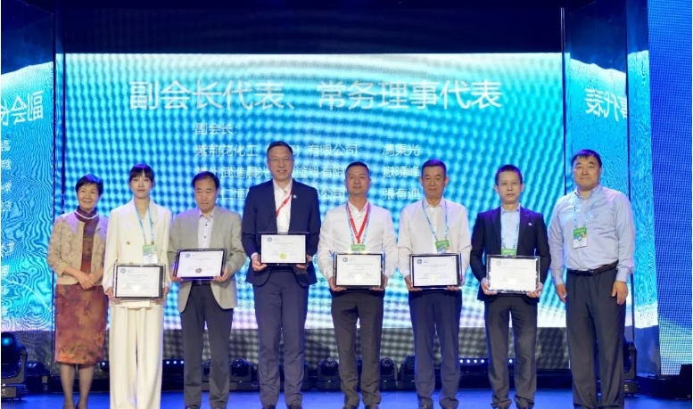 此外，羅浮塔涂料董事長張羅先生也受邀成為亞洲涂料油墨聯(lián)合會的常務(wù)理事，彰顯了該企業(yè)在亞涂聯(lián)中的重要地位。頒發(fā)的常務(wù)理事證書更加強(qiáng)了羅浮塔涂料在聯(lián)合會中的參與和責(zé)任。