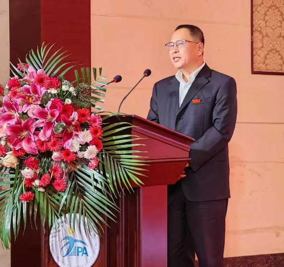 調(diào)研行程的第四站是揭陽(yáng)市塑膠行業(yè)協(xié)會(huì)舉辦的第三屆第二次全體會(huì)員大會(huì)暨成立9周年慶典。10月28日下午，中國(guó)塑料加工工業(yè)協(xié)會(huì)王占杰理事長(zhǎng)應(yīng)邀出席了該活動(dòng)，并在慶典上發(fā)表了祝賀講話。