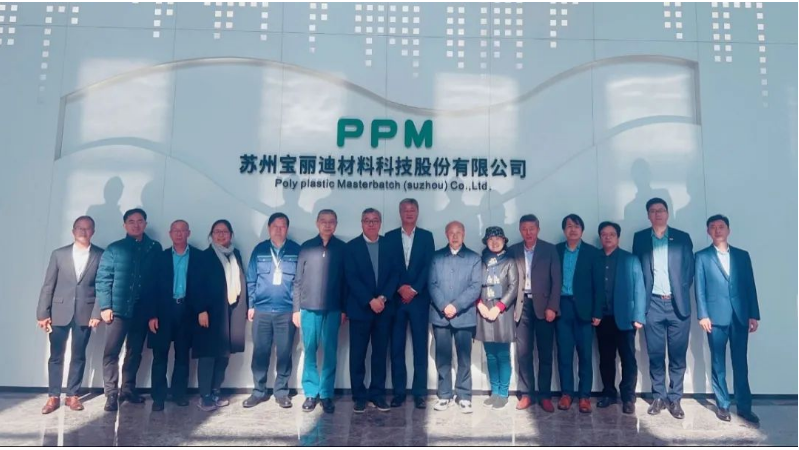 同日下午，研究院常務(wù)副院長楊軍輝主持了三位專家的特邀學(xué)術(shù)報(bào)告，包括北京服裝學(xué)院博士生導(dǎo)師王銳教授、東華大學(xué)材料學(xué)院教授委員會(huì)會(huì)員、博士生導(dǎo)師張青紅教授以及國家先進(jìn)功能纖維創(chuàng)新中心主任、教授級(jí)高級(jí)工程師王玉萍主任。他們分享了最新的研究成果和行業(yè)發(fā)展動(dòng)向，與會(huì)人員積極提問，交流氛圍濃厚。